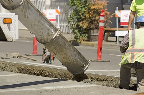 Pouring of self-leveling liquid concrete fill