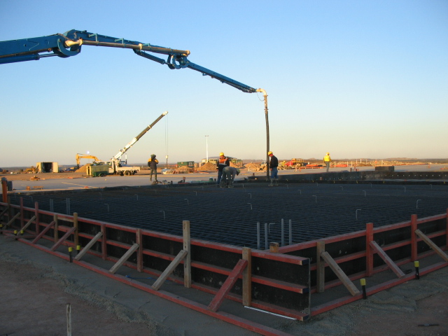 Concrete pump operating at large-scale mobile plant